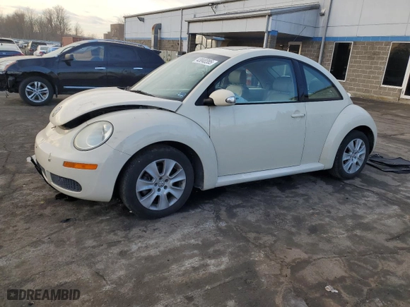2010 Volkswagen New Beetle Coupe with VIN 3VWRG3AG5AM031773, listed as a Copart auction lot 43040385 with 105,448 mi miles and Salvage Title. Bid and sale history available at carsss.com. Image 1.