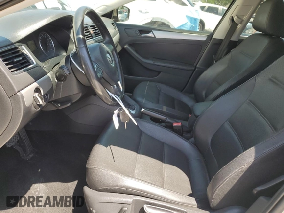 2013 Volkswagen Jetta SE z VIN 3VWDX7AJXDM235339, wystawiony jako Copart lot #52751345 z przebiegiem 143 478 mil mil oraz Szkoda całkowita • Salvage title. Historia ofert i sprzedaży dostępna na DreamBid. Obrazek 7.