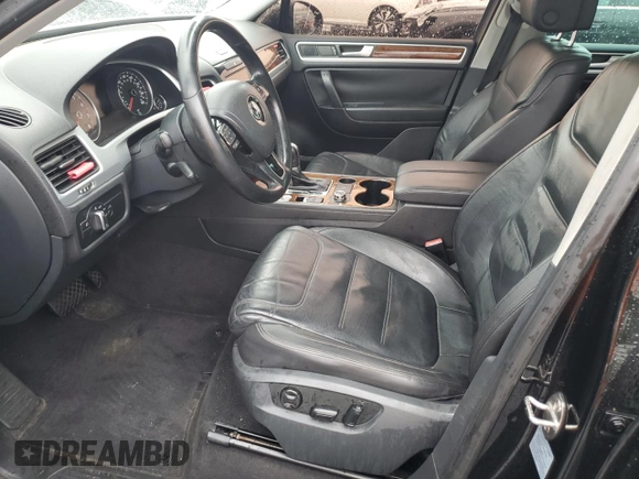 2014 Volkswagen Touareg Lux z VIN WVGEF9BP8ED011360, wystawiony jako Copart lot #51774435 z przebiegiem 101 215 mil mil oraz Szkody całkowita. Historia ofert i sprzedaży dostępna na DreamBid. Obrazek 7.