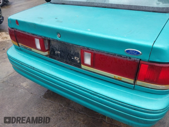 1994 Ford Escort z VIN 3FARP13J0RR121191, wystawiony jako IAAI lot #42202443 z przebiegiem 111 111 mil mil oraz . Historia ofert i sprzedaży dostępna na DreamBid. Obrazek 13.