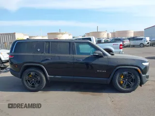 2023 Rivian R1S Adventure z VIN 7PDSGABA8PN020504, wystawiony jako IAAI lot #42025341 z przebiegiem 5989 mil mil oraz . Historia ofert i sprzedaży dostępna na DreamBid. Obrazek 14.