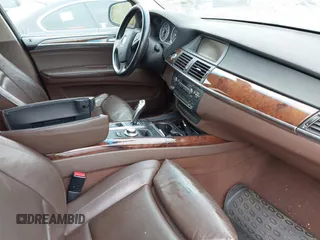 2007 BMW X5 4.8i z VIN 4USFE83547LY64828, wystawiony jako IAAI lot #41896182 z przebiegiem Nie podano mil oraz . Historia ofert i sprzedaży dostępna na DreamBid. Obrazek 5.