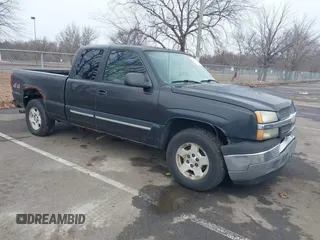 2005 Chevrolet Silverado 1500 Work Truck z VIN 1GCEK19V55Z101185, wystawiony jako IAAI lot #41551172 z przebiegiem 289 918 mil mil oraz . Historia ofert i sprzedaży dostępna na DreamBid. Obrazek 1.