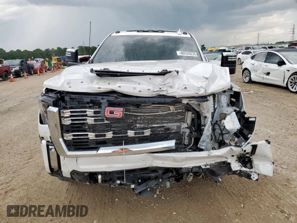 2024 GMC Sierra 2500HD Denali z VIN 1GT49REY3RF284860, wystawiony jako Copart lot #60520235 z przebiegiem Nie podano mil oraz Szkoda całkowita • Salvage title. Historia ofert i sprzedaży dostępna na DreamBid. Obrazek 5.