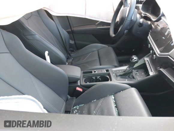 2024 Audi Q3 S line Premium Plus z VIN WA1EECF39R1107267, wystawiony jako IAAI lot #40791219 z przebiegiem 26 658 mil mil oraz . Historia ofert i sprzedaży dostępna na DreamBid. Obrazek 5.