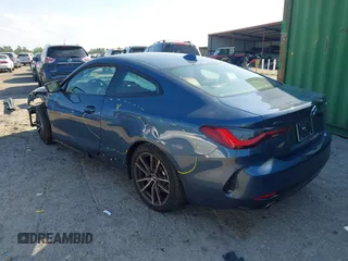 2022 BMW 4 Series 430i xDrive z VIN WBA73AP00NCH75602, wystawiony jako IAAI lot #42200149 z przebiegiem 68 540 mil mil oraz . Historia ofert i sprzedaży dostępna na DreamBid. Obrazek 3.