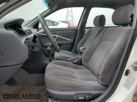 2000 Toyota Camry LE z VIN 4T1BF22KXYU953641, wystawiony jako Copart lot #48018145 z przebiegiem 118 587 mil mil oraz Czysty tytuł • Clean title. Historia ofert i sprzedaży dostępna na DreamBid. Obrazek 7.