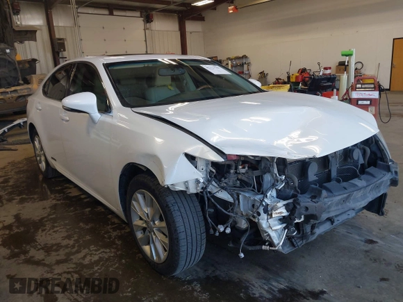 2013 Lexus ES 300h Hybrid with VIN JTHBW1GG4D2036539, listed as a IAAI auction lot 42121701 with 157,855 mi miles. Bid and sale history available at carsss.com. Image 1.
