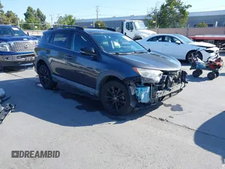 2018 Toyota RAV4 XLE z VIN 2T3RFREV4JW743546, wystawiony jako IAAI lot #42302901 z przebiegiem 105 067 mil mil oraz . Historia ofert i sprzedaży dostępna na DreamBid. Obrazek 1.