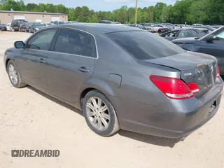 2005 Toyota Avalon XL z VIN 4T1BK36B55U002769, wystawiony jako IAAI lot #42059186 z przebiegiem 181 197 mil mil oraz . Historia ofert i sprzedaży dostępna na DreamBid. Obrazek 3.