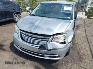 2012 Chrysler Town & Country Touring z VIN 2C4RC1BG8CR107225, wystawiony jako IAAI lot #42092759 z przebiegiem 132 797 mil mil oraz . Historia ofert i sprzedaży dostępna na DreamBid. Obrazek 6.