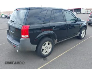 2004 Saturn VUE V6 z VIN 5GZCZ53434S815171, wystawiony jako IAAI lot #41784658 z przebiegiem 160 324 mil mil oraz . Historia ofert i sprzedaży dostępna na DreamBid. Obrazek 4.