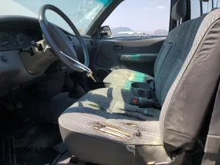 1993 Toyota T100 DX z VIN JT4VD10A5P0010588, wystawiony jako Copart lot #63862014 z przebiegiem 295 012 mil mil oraz Czysty tytuł • Clean title. Historia ofert i sprzedaży dostępna na DreamBid. Obrazek 7.