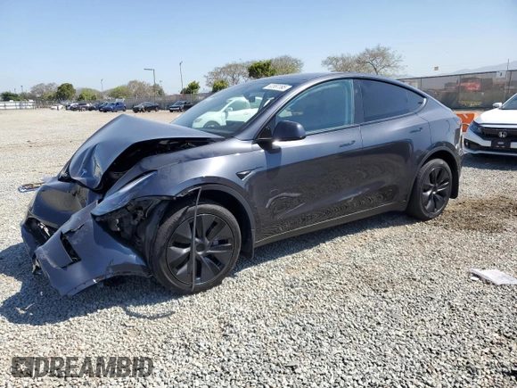 2025 Tesla Model Y Long Range z VIN 7SAYGDED0SF317270, wystawiony jako Copart lot #52387395 z przebiegiem 1 350 mil mil oraz Szkoda całkowita • Salvage title. Historia ofert i sprzedaży dostępna na DreamBid. Obrazek 1.