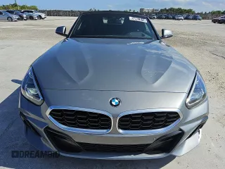 2025 BMW Z4 sDrive30i z VIN WBAHF3C08SWY40779, wystawiony jako Copart lot #56997015 z przebiegiem 18 324 mil mil oraz Tytuł czysty. Historia ofert i sprzedaży dostępna na DreamBid. Obrazek 5.