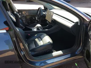 2018 Tesla Model 3 Long Range Battery z VIN 5YJ3E1EB6JF105837, wystawiony jako IAAI lot #41763460 z przebiegiem 100 387 mil mil oraz . Historia ofert i sprzedaży dostępna na DreamBid. Obrazek 5.