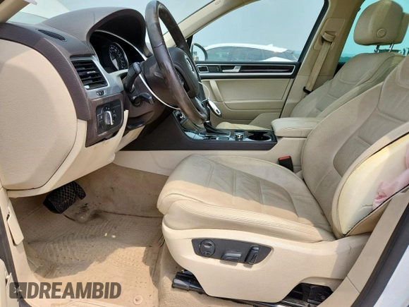 2013 Volkswagen Touareg Exec z VIN WVGEF9BP3DD012463, wystawiony jako Copart lot #57499915 z przebiegiem 104 981 mil mil oraz Szkody całkowita. Historia ofert i sprzedaży dostępna na DreamBid. Obrazek 7.