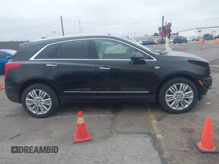 2019 Cadillac XT5 Premium Luxury FWD z VIN 1GYKNERS3KZ134635, wystawiony jako IAAI lot #41889843 z przebiegiem 56 044 mil mil oraz . Historia ofert i sprzedaży dostępna na DreamBid. Obrazek 13.