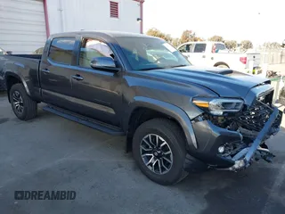 2022 Toyota Tacoma SR5 z VIN 3TMBZ5DN5NM037423, wystawiony jako IAAI lot #41279137 z przebiegiem 14 136 mil mil oraz . Historia ofert i sprzedaży dostępna na DreamBid. Obrazek 1.