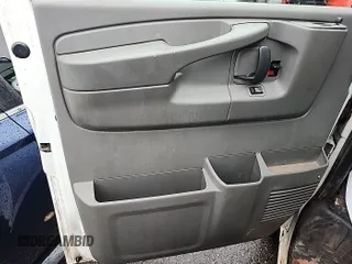 2012 Chevrolet Express Cargo z VIN 1GCWGFCAXC1173617, wystawiony jako IAAI lot #42561444 z przebiegiem 178 334 mil mil oraz . Historia ofert i sprzedaży dostępna na DreamBid. Obrazek 20.