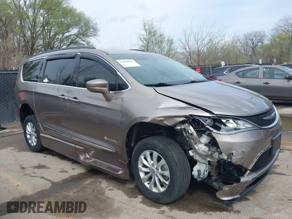 2017 Chrysler Pacifica Touring L with VIN 2C4RC1BG9HR831786, listed as a IAAI auction lot 41928645 with 37,811 mi miles and . Bid and sale history available at DreamBid. Image 13.