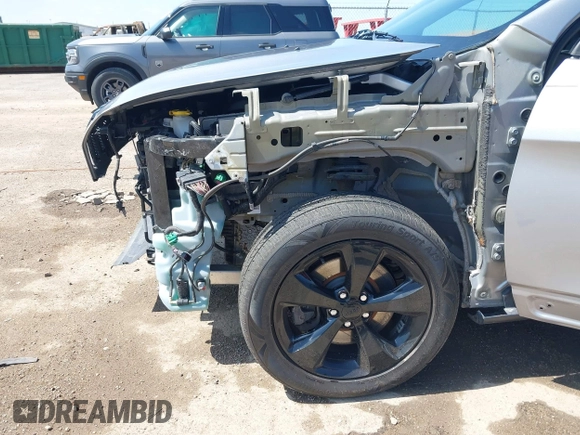 2016 Jeep Cherokee Latitude with VIN 1C4PJLCB2GW185637, listed as a IAAI auction lot 41894019 with 87,888 mi miles and . Bid and sale history available at DreamBid. Image 6.