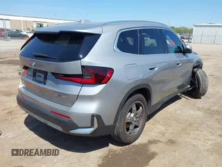 2023 BMW X1 xDrive28i z VIN WBX73EF03P5X46405, wystawiony jako IAAI lot #42038660 z przebiegiem 21 994 mil mil oraz . Historia ofert i sprzedaży dostępna na DreamBid. Obrazek 4.