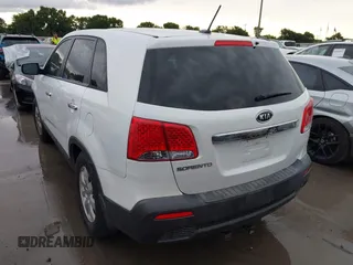 2012 Kia Sorento LX z VIN 5XYKTCA68CG268717, wystawiony jako IAAI lot #42373058 z przebiegiem 171 790 mil mil oraz . Historia ofert i sprzedaży dostępna na DreamBid. Obrazek 3.