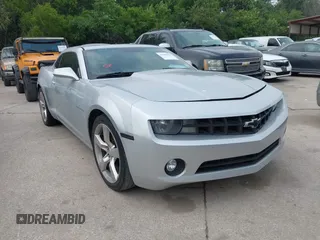 2011 Chevrolet Camaro 1LT z VIN 2G1FB1ED5B9211945, wystawiony jako IAAI lot #42290750 z przebiegiem 295 489 mil mil oraz . Historia ofert i sprzedaży dostępna na DreamBid. Obrazek 1.