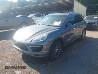 2012 Porsche Cayenne Turbo z VIN WP1AC2A29CLA81105, wystawiony jako IAAI lot #42618593 z przebiegiem 173 873 mil mil oraz . Historia ofert i sprzedaży dostępna na DreamBid. Obrazek 18.
