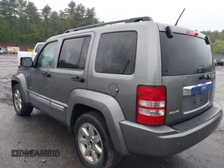 2012 Jeep Liberty Sport Latitude z VIN 1C4PJMAK1CW170372, wystawiony jako IAAI lot #42332614 z przebiegiem 109 860 mil mil oraz . Historia ofert i sprzedaży dostępna na DreamBid. Obrazek 3.