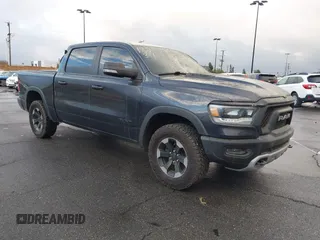 2019 Ram 1500 Rebel z VIN 1C6SRFLT2KN900600, wystawiony jako IAAI lot #41307832 z przebiegiem 74 481 mil mil oraz . Historia ofert i sprzedaży dostępna na DreamBid. Obrazek 1.
