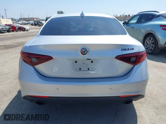 2019 Alfa Romeo Giulia z VIN ZARFAMAN7K7609854, wystawiony jako IAAI lot #42086641 z przebiegiem 45 398 mil mil oraz . Historia ofert i sprzedaży dostępna na DreamBid. Obrazek 16.