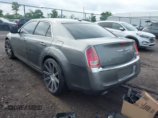 2012 Chrysler 300 z VIN 2C3CCAAG9CH261556, wystawiony jako IAAI lot #42533597 z przebiegiem 189 530 mil mil oraz . Historia ofert i sprzedaży dostępna na DreamBid. Obrazek 3.
