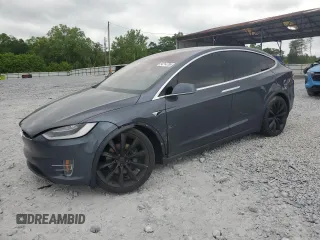2017 Tesla Model X 90D z VIN 5YJXCBE27HF050211, wystawiony jako Copart lot #54714765 z przebiegiem 84 532 mil mil oraz Szkoda całkowita • Salvage title. Historia ofert i sprzedaży dostępna na DreamBid. Obrazek 1.