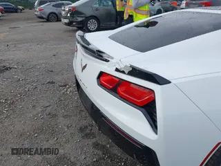 2015 Chevrolet Corvette Z51 3LT z VIN 1G1YM2D72F5119618, wystawiony jako IAAI lot #42744702 z przebiegiem Nie podano mil oraz . Historia ofert i sprzedaży dostępna na DreamBid. Obrazek 17.
