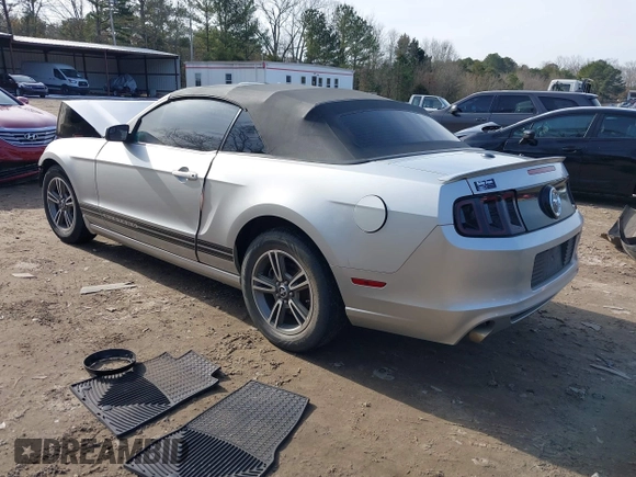 2013 Ford Mustang V6 z VIN 1ZVBP8EM9D5236439, wystawiony jako IAAI lot #41332666 z przebiegiem 156 371 mil mil oraz . Historia ofert i sprzedaży dostępna na DreamBid. Obrazek 3.