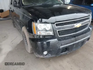 2014 Chevrolet Tahoe LT z VIN 1GNSCBE01ER190342, wystawiony jako IAAI lot #41578109 z przebiegiem 204 781 mil mil oraz . Historia ofert i sprzedaży dostępna na DreamBid. Obrazek 6.