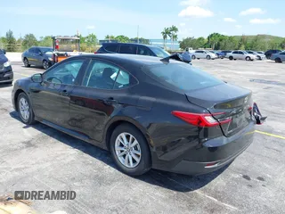 2025 Toyota Camry LE z VIN 4T1DAACK5SU071607, wystawiony jako IAAI lot #42377715 z przebiegiem Nie podano mil oraz . Historia ofert i sprzedaży dostępna na DreamBid. Obrazek 3.
