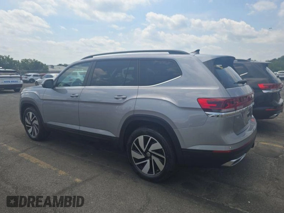 2024 Volkswagen Atlas SE z VIN 1V2HR2CA4RC558128, wystawiony jako IAAI lot #42852874 z przebiegiem 23 623 mil mil oraz . Historia ofert i sprzedaży dostępna na DreamBid. Obrazek 3.