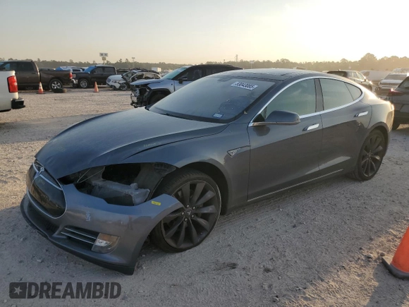 2013 Tesla Model S Performance z VIN 5YJSA1CP6DFP13674, wystawiony jako Copart lot #53043085 z przebiegiem 174 167 mil mil oraz Szkoda całkowita • Salvage title. Historia ofert i sprzedaży dostępna na DreamBid. Obrazek 1.