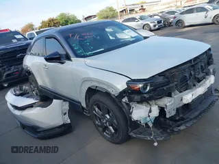 2022 Mazda MX-30 Premium Plus z VIN JM1DRADB6N0100295, wystawiony jako IAAI lot #41885035 z przebiegiem 32 616 mil mil oraz . Historia ofert i sprzedaży dostępna na DreamBid. Obrazek 1.