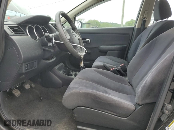 2009 Nissan Versa 1.6 z VIN 3N1CC11EX9L465053, wystawiony jako Copart lot #58202265 z przebiegiem 212 058 mil mil oraz Szkoda całkowita • Salvage title. Historia ofert i sprzedaży dostępna na DreamBid. Obrazek 7.