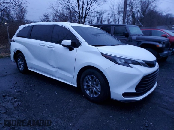2024 Toyota Sienna LE with VIN 5TDKSKFC8RS111034, listed as a Copart auction lot 84611394 with 5,717 mi miles and Salvage Title. Bid and sale history available at carsss.com. Image 4.