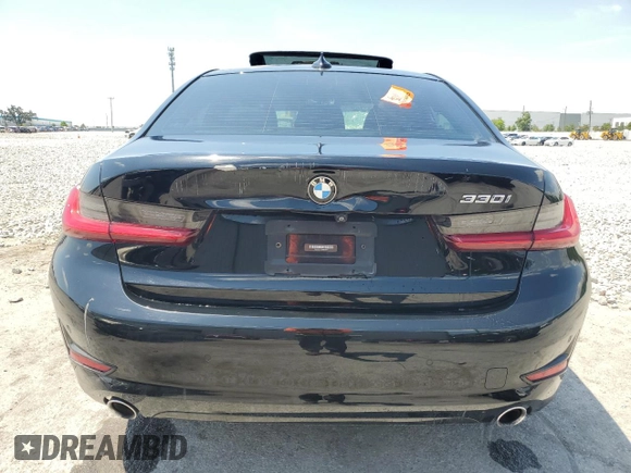 2020 BMW 3 Series 330i z VIN 3MW5R1J02L8B18977, wystawiony jako Copart lot #57972275 z przebiegiem Nie podano mil oraz Nie do naprawy • Non repairable. Historia ofert i sprzedaży dostępna na DreamBid. Obrazek 6.