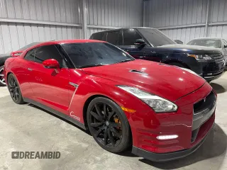 2015 Nissan GT-R Premium z VIN JN1AR5EF2FM281470, wystawiony jako Copart lot #82454854 z przebiegiem 60 081 mil mil oraz Tytuł czysty. Historia ofert i sprzedaży dostępna na DreamBid. Obrazek 1.