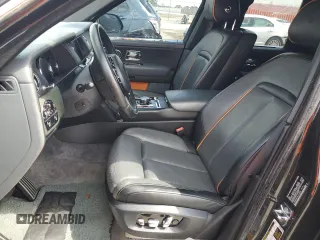 2019 Rolls-Royce Cullinan z VIN SLA689X51KU113872, wystawiony jako Copart lot #65135234 z przebiegiem Nie podano mil oraz Szkody całkowita. Historia ofert i sprzedaży dostępna na DreamBid. Obrazek 7.