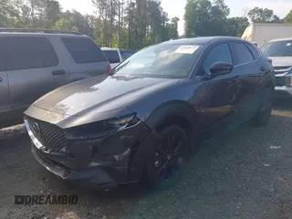 2024 Mazda CX-30 S Select Sport z VIN 3MVDMBBM1RM634542, wystawiony jako IAAI lot #42204673 z przebiegiem 24 694 mil mil oraz . Historia ofert i sprzedaży dostępna na DreamBid. Obrazek 2.