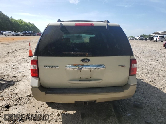 2008 Ford Expedition Eddie Bauer z VIN 1FMFU17518LA16767, wystawiony jako Copart lot #53428865 z przebiegiem 400 310 mil mil oraz Szkody całkowita. Historia ofert i sprzedaży dostępna na DreamBid. Obrazek 6.