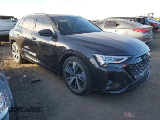2024 Audi Q8 e-tron Premium z VIN WA14AAGE5RB042214, wystawiony jako Copart lot #81625384 z przebiegiem 20 296 mil mil oraz Szkoda całkowita • Salvage title. Historia ofert i sprzedaży dostępna na DreamBid. Obrazek 4.